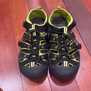 Keen youth sandals size 6.